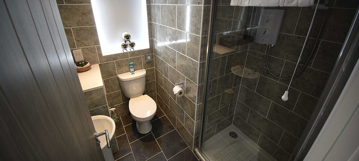 Stay in our modern bathroom accommodation at Thistle Dubh Dandy in Portree