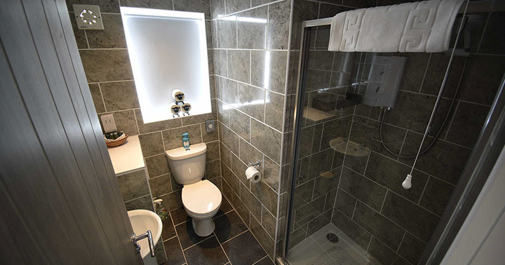 Stay in our modern bathroom accommodation at Thistle Dubh Dandy in Portree