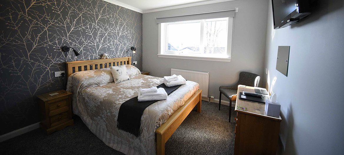 Self catering accommodation in Portree with double bedroom and smart tv with WIFI