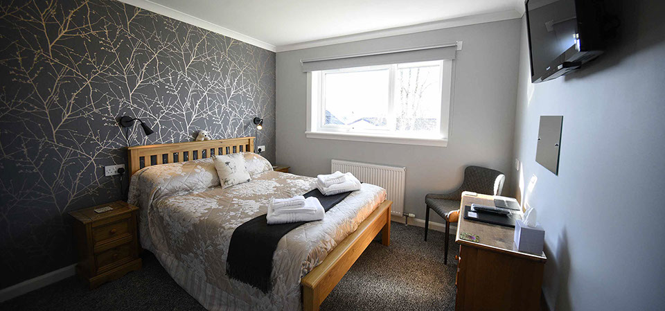Self catering accommodation in Portree with double bedroom and smart tv with WIFI